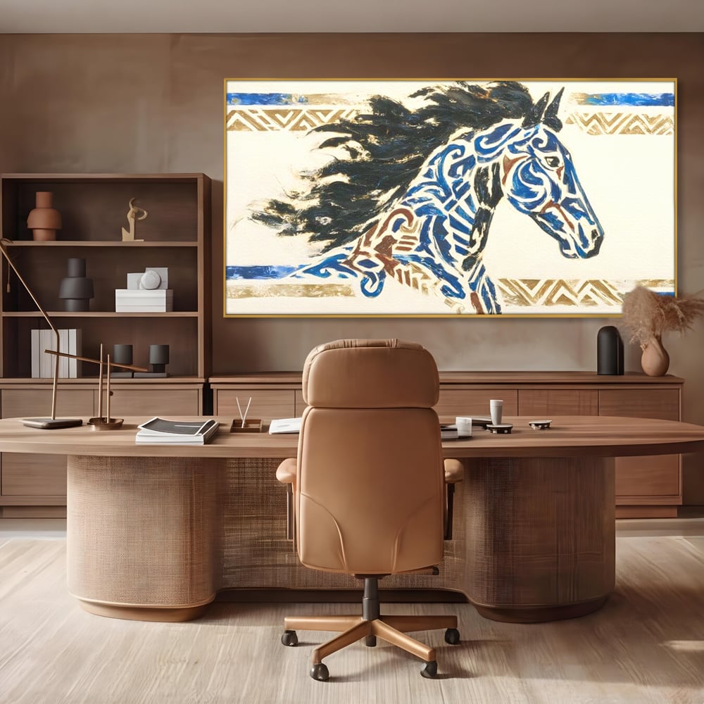Tablou canvas cu tablou canvas cu un cal in galop, in rama de aluminiu auriu, pe perete intr-un birou